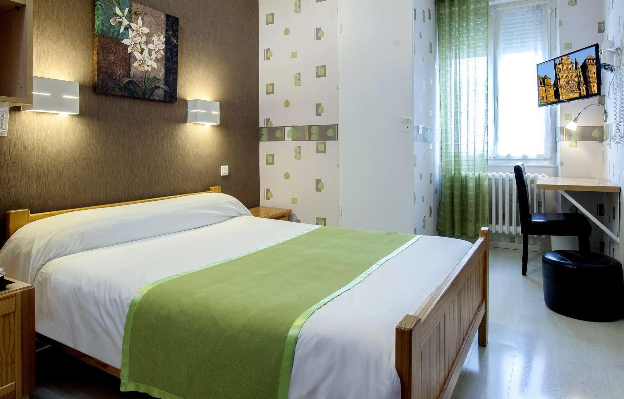 Logis Hotel Restaurant Cazes Arazat Laissac Kültér fotó